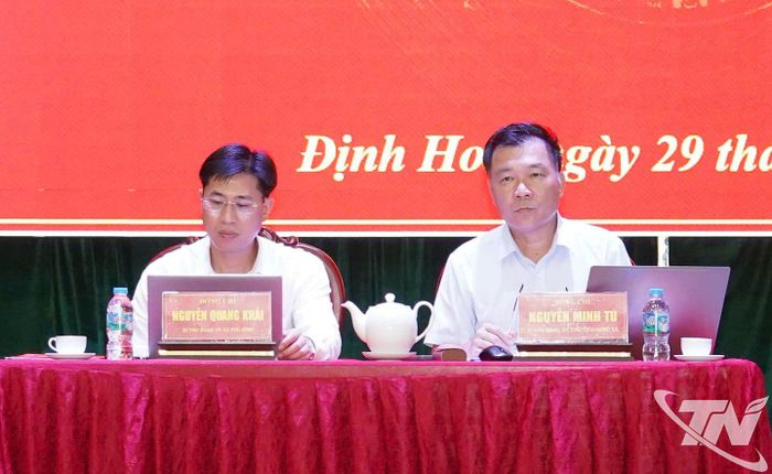 Đại biểu lắng nghe ý kiến của cử tri.