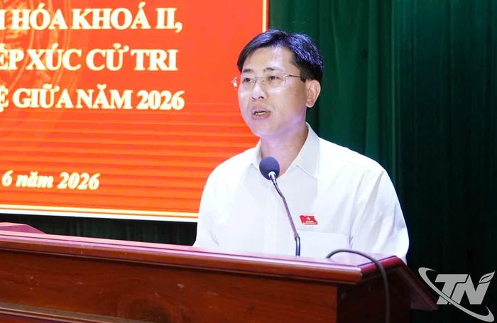 Đồng chí Nguyễn Quang Khải, Bí thư Đảng ủy xã Phú Đình, đại biểu HĐND tỉnh Thái Nguyên phát biểu tại buổi tiếp xúc.