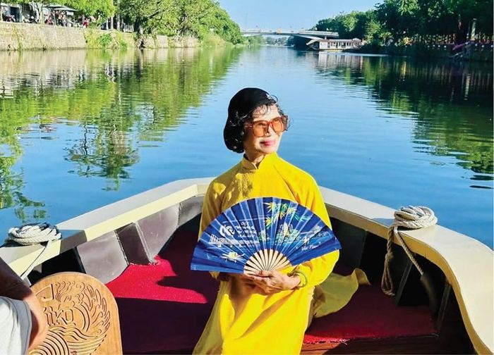 Du khách trải nghiệm bằng thuyền điện trên sông Ngự Hà. Ảnh: Trâm Lê 