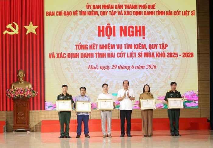  Phó Chủ tịch UBND thành phố Nguyễn Văn Mạnh trao Bằng khen cho các điển hình được khen thưởng đợt này 