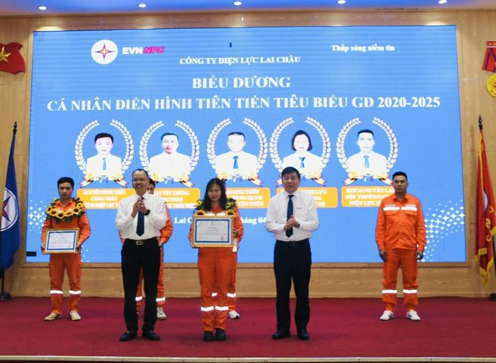 Lãnh đạo Công ty trao thưởng cho chị Nguyễn Thị Lựu tại hội nghị biểu dương điển hình tiên tiến giai đoạn 2020 - 2025