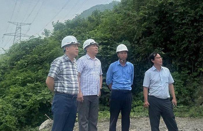 Ông Nguyễn Khắc Nhân - Giám đốc NPMB cùng các đơn vị thi công kiểm tra, giám sát tại dự án ĐZ 500/220kV Nho Quan - Phủ Lý - Thường Tín