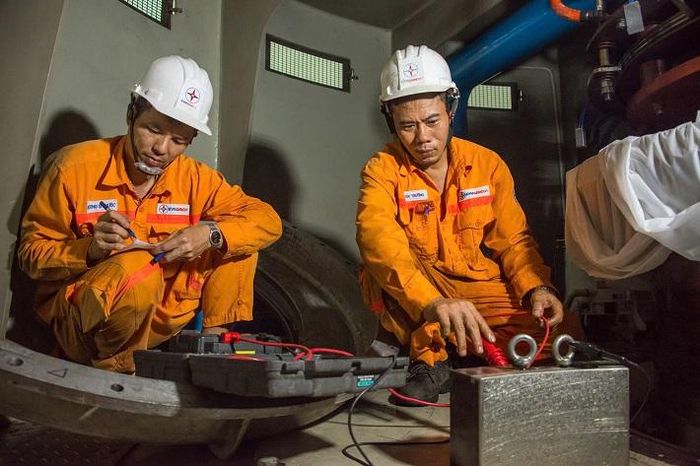 Kiểm tra điện trở cách điện các bạc ổ hướng trước khi đưa tổ máy vào vận hành
