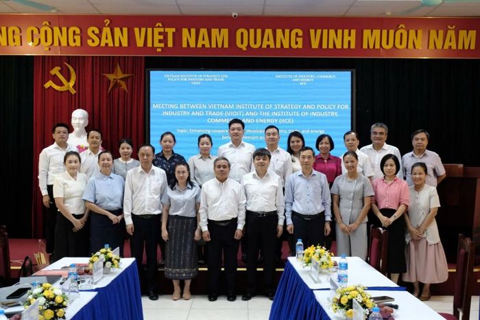  Lãnh đạo hai Viện khẳng định sẽ tiếp tục phối hợp chặt chẽ trong việc triển khai các nội dung của biên bản ghi nhớ, góp phần thúc đẩy hợp tác công nghiệp, thương mại và năng lượng giữa Việt Nam và Lào ngày càng thực chất, hiệu quả - Ảnh: Cổng thông tin điện tử Bộ Công Thương/Lê An