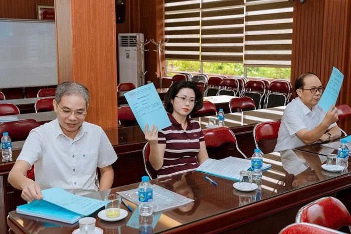 Đại biểu biểu quyết thông qua Nghị quyết Đại hội