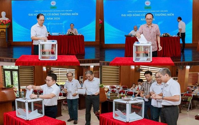 Các đại biểu bỏ phiếu biểu quyết thông qua các báo cáo, tờ trình tại Đại hội