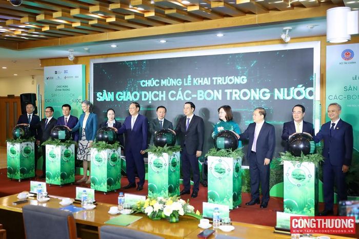 Các đại biểu thực hiện nghi lễ khai trương sàn giao dịch các-bon trong nước