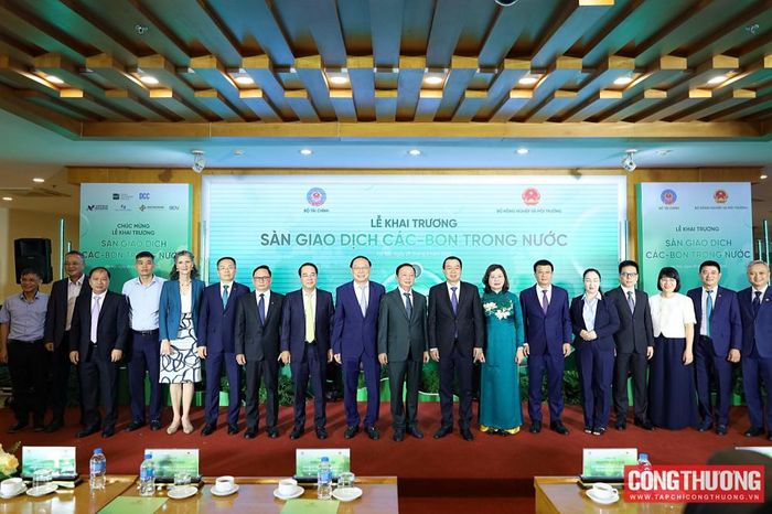 Với sự quan tâm chỉ đạo của Đảng, Nhà nước, Chính phủ, sự phối hợp chặt chẽ của các bộ, ngành, với tinh thần chủ động, trách nhiệm của các đơn vị vận hành thị trường và sự đồng hành của các cộng đồng doanh nghiệp, sàn giao dịch các-bon trong nước sẽ từng bước phát triển an toàn, minh bạch và hiệu quả, trở thành một cấu phần quan trọng của thị trường tài chính quốc gia, góp phần huy động hiệu quả các nguồn lực cho tăng trưởng xanh, nâng cao năng lực cạnh tranh của nền kinh tế và thúc đẩy sự phát triển bền vững của đất nước