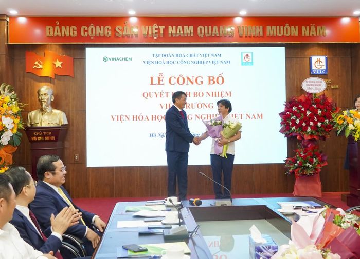 Đồng chí Dương Mạnh Tiến, tân Viện trưởng tặng hoa đồng chí Hoàng Anh Tuấn.