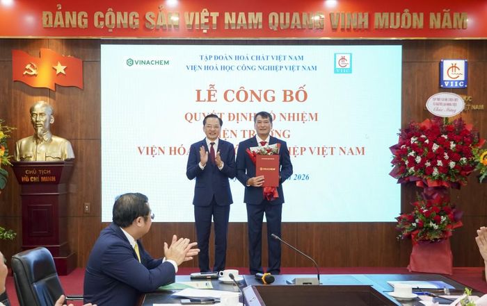 Đồng chí Nguyễn Hữu Tú - Tổng Giám đốc Tập đoàn trao tặng hoa chúc mừng đồng chí Dương Mạnh Tiến