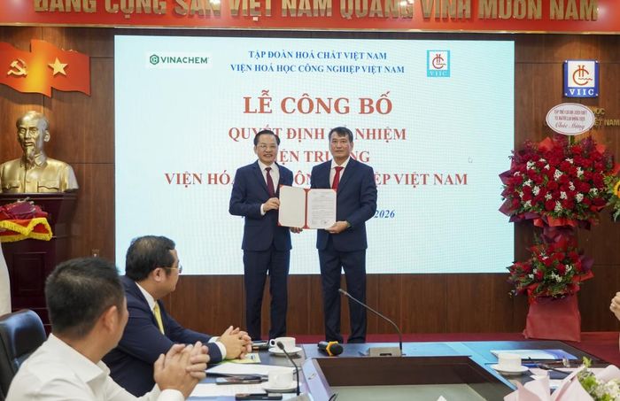 Đồng chí Nguyễn Hữu Tú - Tổng Giám đốc Tập đoàn trao Quyết định cho đồng chí Dương Mạnh Tiến