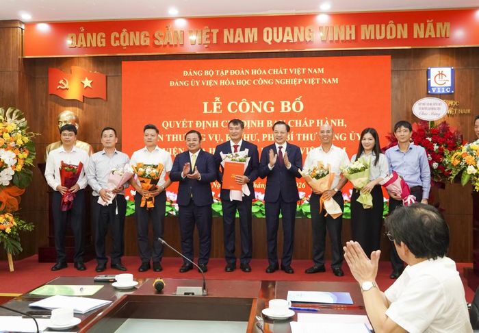 Đồng chí đồng chí Phùng Quang Hiệp - Bí thư Đảng ủy, Chủ tịch Hội đồng thành viên Tập đoàn Hóa chất Việt Nam; đồng chí Nguyễn Hữu Tú - Tổng Giám đốc Tập đoàn trao Quyết định và tặng hoa cho Ban chấp hành khóa mới