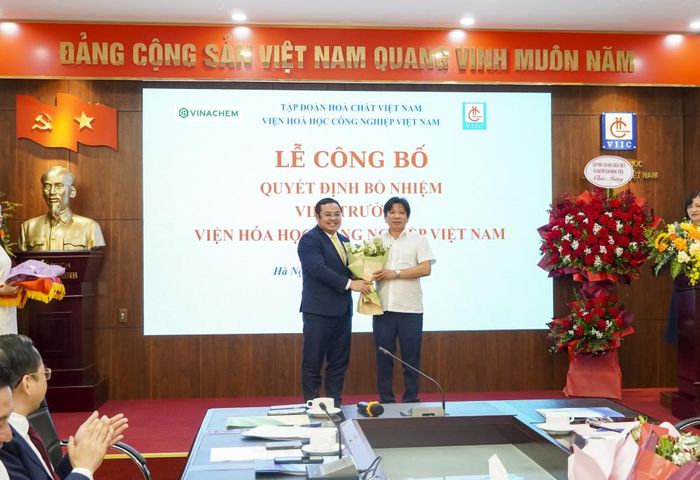 Đồng chí Phùng Quang Hiệp, Bí thư Đảng ủy, Chủ tịch HĐTV Tập đoàn tặng hoa chúc mừng đồng chí Hoàng Anh Tuấn hoàn thành nhiệm vụ.