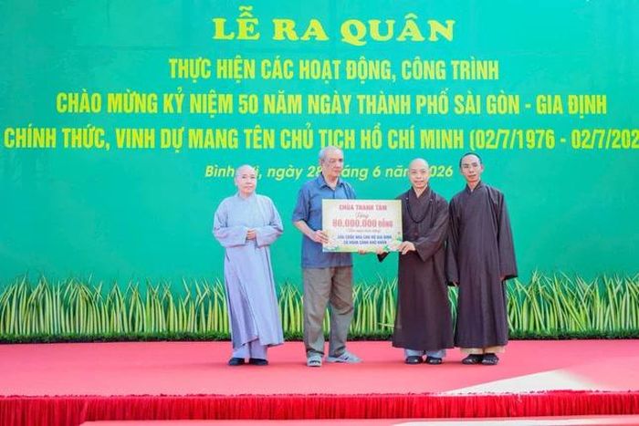 Trao bảng tượng trưng 80 triệu đồng để sửa chữa và tổ chức khánh thành công trình nhà Đại đoàn kết