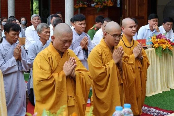 Chư Tăng đại diện Điểm nhóm tôn giáo tập trung Hoàng Long