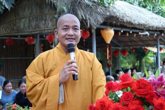 Thượng tọa Thích Lệ Duyên công bố Quyết định số 1828/GCN-UBND của UBND xã Đức Huệ