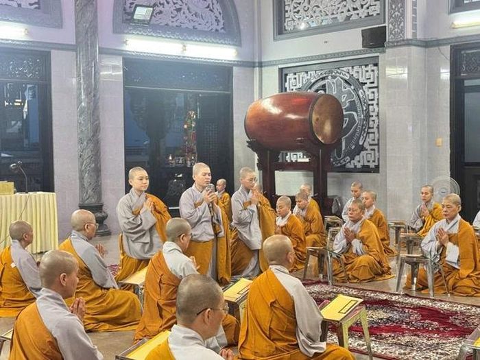 Sư cô Thích nữ Huệ Tịnh tác bạch thông kiểm số chúng