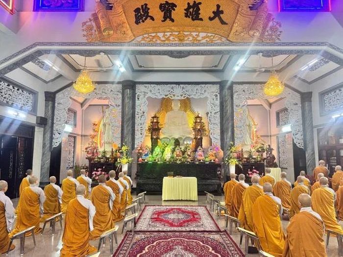 Chư hành giả Ni Bố-tát tại tổ đình Kim Sơn