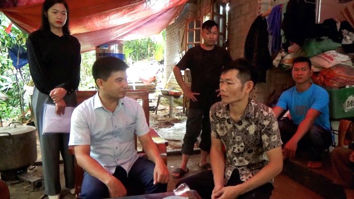 Lãnh đạo UBND xã Bắc Quang hỏi thăm và động viên gia đình. Ảnh Thanh Loan.