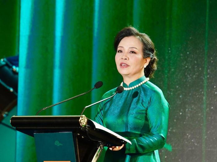 TS. Ngô Phương Lan, Chủ tịch Hiệp hội Xúc tiến phát triển Điện ảnh Việt Nam phát biểu tại khai mạc LHP. (Ảnh: Cổng thông tin điện tử thành phố Đà Nẵng).