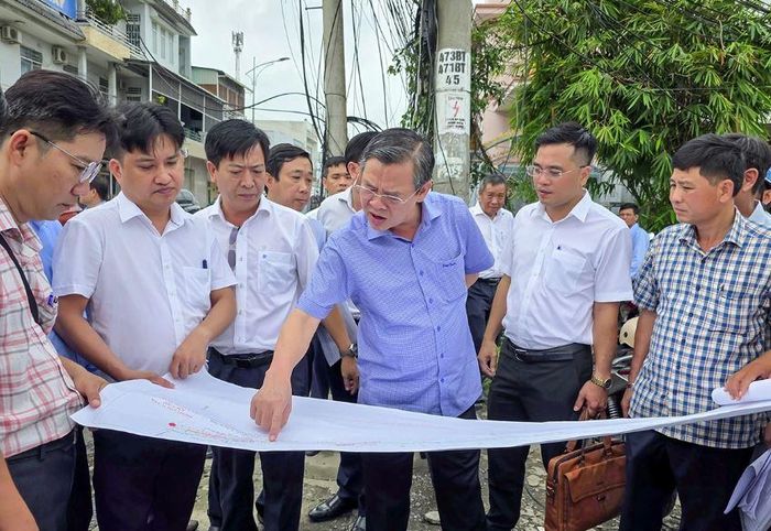 Ông Trương Cảnh Tuyên, Chủ tịch UBND TP Cần Thơ (thứ 3, từ phải sang) kiểm tra tiến độ dự án nâng cấp, mở rộng QL91.