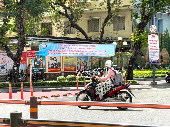 Từ các trục đường như Lê Duẩn, Nam Kỳ Khởi Nghĩa, Đồng Khởi, Pasteur đến khu vực Hội trường Thống Nhất và phố đi bộ Nguyễn Huệ, các pa nô cỡ lớn mang hình ảnh Chủ tịch Hồ Chí Minh cùng những khẩu hiệu được lắp đặt trang trọng, góp phần tạo điểm nhấn cho cảnh quan đô thị.