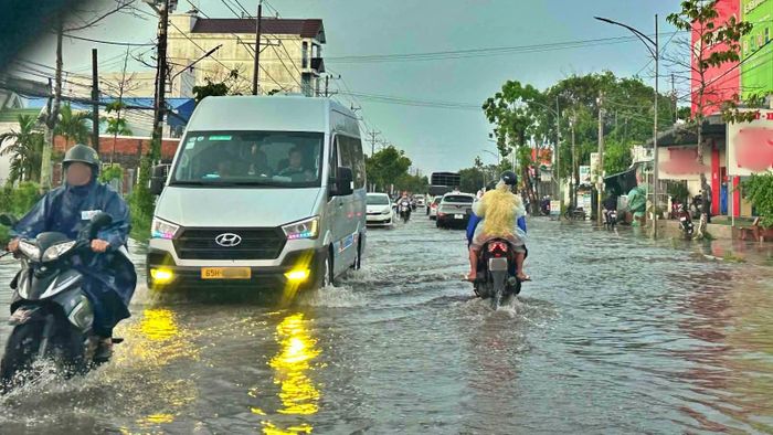 Mưa lớn kèm triều cường gây ngập trên quốc lộ 1 qua địa bàn phường Giá Rai.