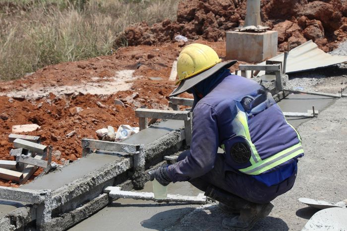 Công nhân thi công ba ca, bốn kíp để đẩy nhanh tiến độ các dự án.