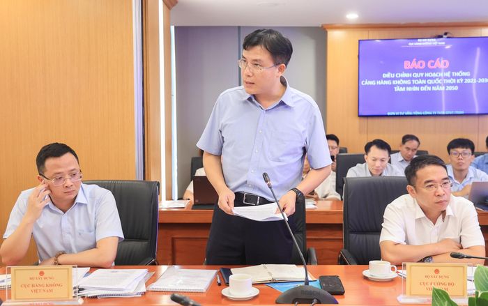 Ông Đào Xuân Hoạch, Phó Cục trưởng Cục Hàng không Việt Nam báo cáo tại cuộc họp.