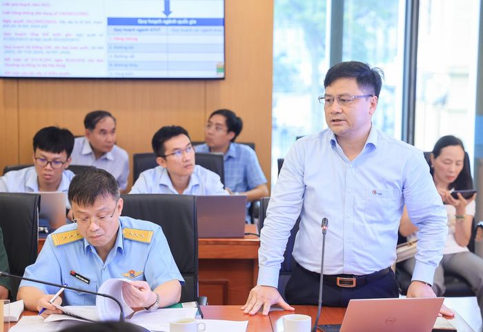 Ông Đào Ngọc Vinh, Tổng giám đốc TEDI trình bày phương án điều chỉnh quy hoạch tại cuộc họp.