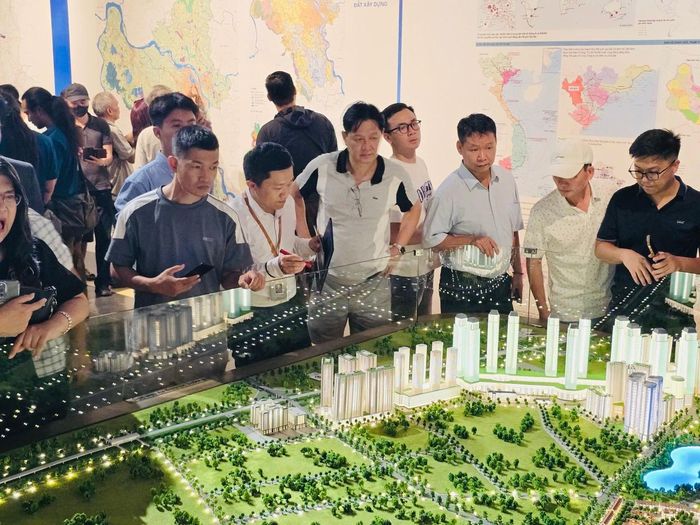 Ngoài hệ thống mô hình và bản đồ, triển lãm còn giới thiệu phim tư liệu 3D cùng hệ thống tra cứu thông tin quy hoạch thử nghiệm của thành phố, giúp người dân tiếp cận thông tin nhanh chóng và trực quan. 