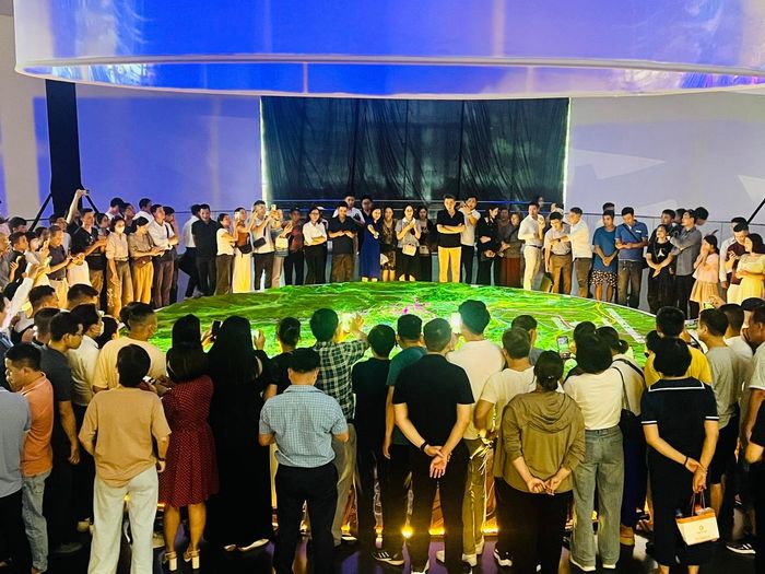 Ngay khi bước vào không gian trưng bày, nhiều người không giấu được sự bất ngờ trước quy mô triển lãm với hàng loạt bản đồ, mô hình và công nghệ trình chiếu hiện đại.