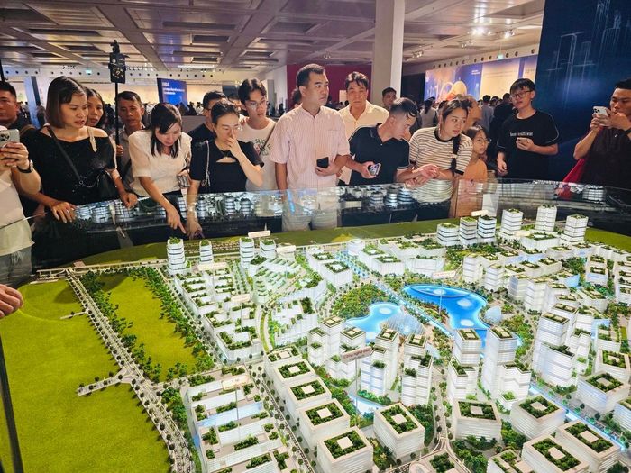 Mô hình giới thiệu ứng dụng công nghệ trình chiếu mapping 3D, tái hiện trực quan bức tranh phát triển Thủ đô trong nhiều thập niên tới. Những hiệu ứng ánh sáng kết hợp mô hình giúp người xem dễ hình dung hơn về mạng lưới giao thông, các đô thị vệ tinh, hành lang xanh và cấu trúc phát triển tổng thể của Hà Nội.