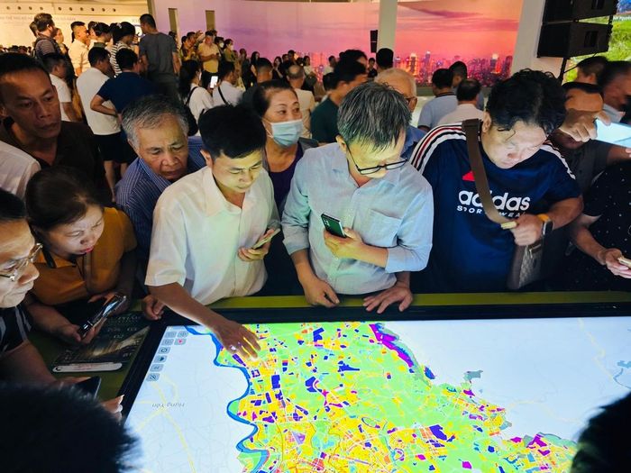 Dòng người liên tục di chuyển giữa các khu vực trưng bày cho thấy sức hút đặc biệt của triển lãm cũng như sự quan tâm lớn của người dân đối với định hướng phát triển Hà Nội trong tầm nhìn 100 năm.