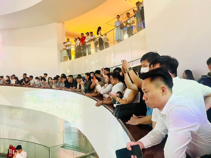 Anh Nguyễn Quang Hưng, một nhân viên môi giới bất động sản tại Hà Nội chia sẻ, việc nắm bắt thông tin quy hoạch chính xác là vô cùng quan trọng để giúp khách hàng xóa bỏ tâm lý e ngại và thúc đẩy các giao dịch mua bán nhà đất. Các bản đồ quy hoạch tại sự kiện được trình bày rất chi tiết và dễ dàng tra cứu. "Hy vọng rằng sự minh bạch này sẽ giúp thị trường bất động sản trở nên khởi sắc và thuận lợi hơn trong thời gian tới", anh Hưng nói.