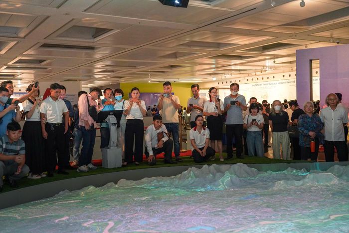 Người dân còn được chiêm ngưỡng sa bàn ứng dụng công nghệ 3D Mapping hiển thị trực quan các hệ thống hạ tầng kỹ thuật và định hướng không gian toàn thành phố.
