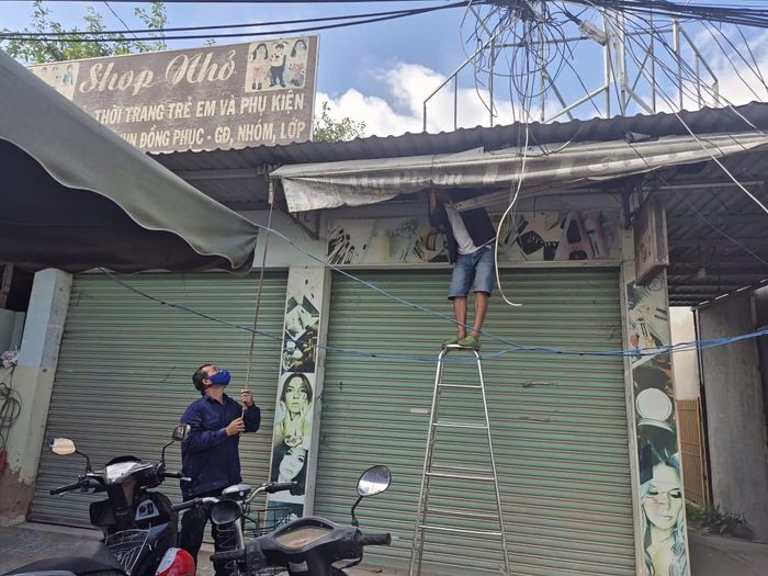 Dọc tuyến đường, các hộ dân khẩn trương tháo dỡ công trình, nhà ở.