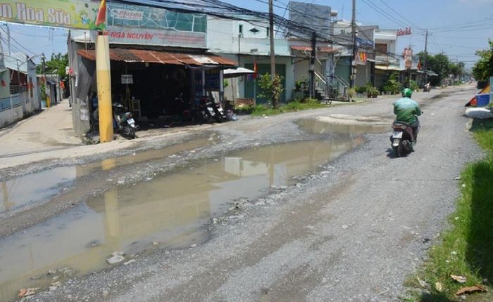 Hiện trạng đường Nguyễn Thái Học đã xuống cấp khiến việc lưu thông khó khăn.