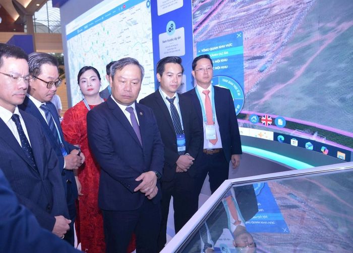 Chủ tịch UBND TP. Hà Nội Vũ Đại Thắng (thứ 3 từ phải sang) cùng các đại biểu tham quan triển lãm.