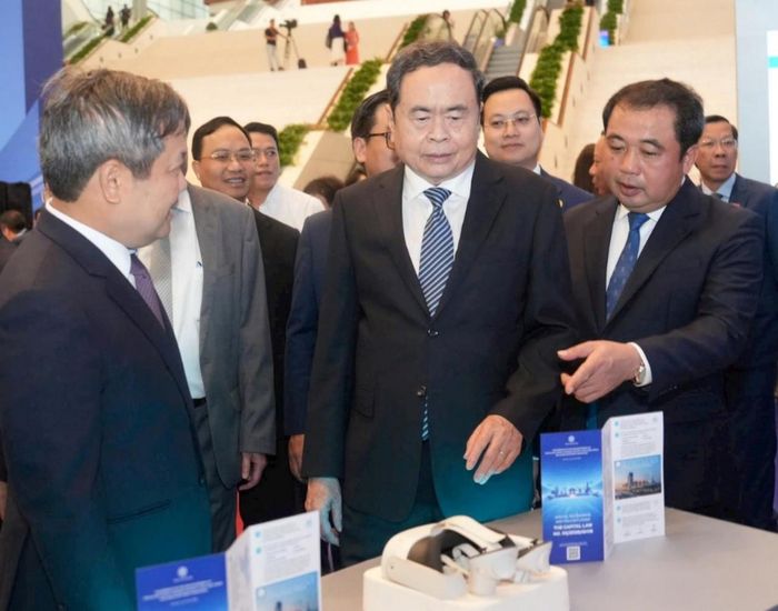 Chủ tịch Quốc hội Trần Thanh Mẫn tham quan tại không gian trưng bày công nghệ mới bên lề hội nghị. Ảnh: Thành Thái