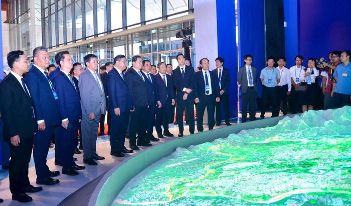 Các đại biểu tham quan, tìm hiểu không gian trưng bày về Quy hoạch tổng thể Thủ đô Hà Nội tầm nhìn 100 năm. Ảnh: Thành Thái