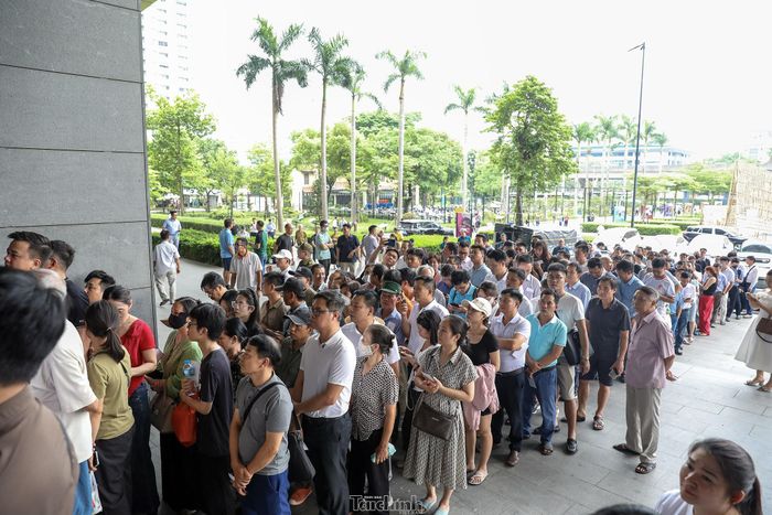 Lúc 13h45', lượng người xếp hàng vào xem đã kéo dài tới phía sân gửi xe ô tô của triển lãm.