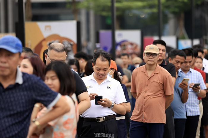Thời tiết hôm nay khá dễ chịu so với mọi ngày, nên sự chờ đợi không quá khó khăn đối với những người đến vào sau giờ mở cửa.