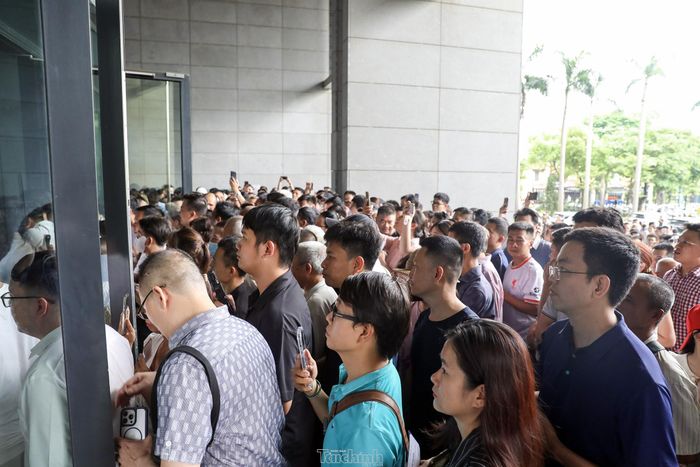 Đúng 14h, những người dân đầu tiên bước vào xem triển lãm.