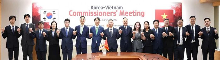 Cục trưởng Cục Thuế Việt Nam Mai Xuân Thành và Tổng Cục trưởng Cơ quan Thuế Quốc gia Hàn Quốc Lim Kwanghyun cùng các thành viên tham dự buổi làm việc.