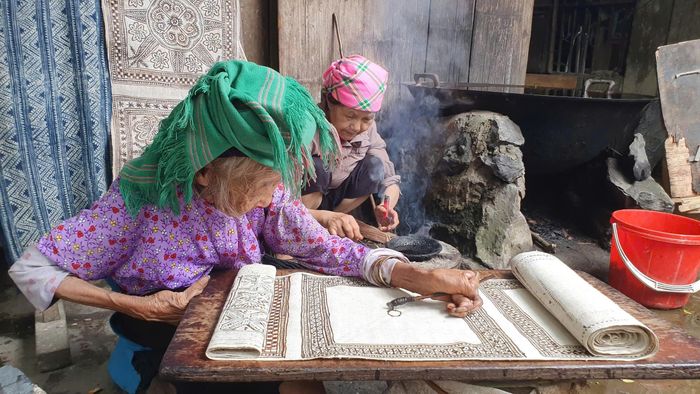 Nghệ nhân người Mông miệt mài tạo hoa văn bằng sáp ong trên vải lanh