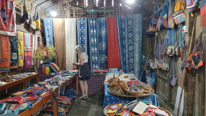 Xưởng dệt thổ cẩm lanh của nghệ nhân Vàng Thị Mai tại thôn Lùng Tám, xã Lùng Tám, tỉnh Tuyên Quang