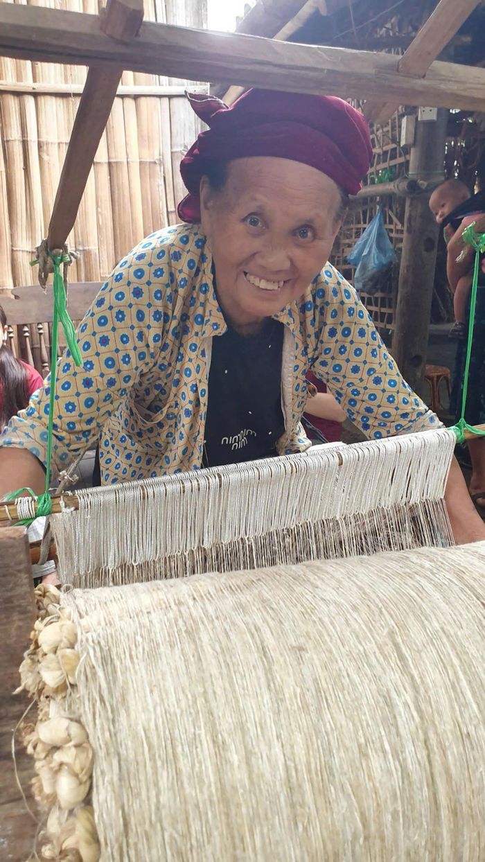Dệt vải từ sợi lanh, một trong những công đoạn quan trọng của nghề dệt lanh truyền thống