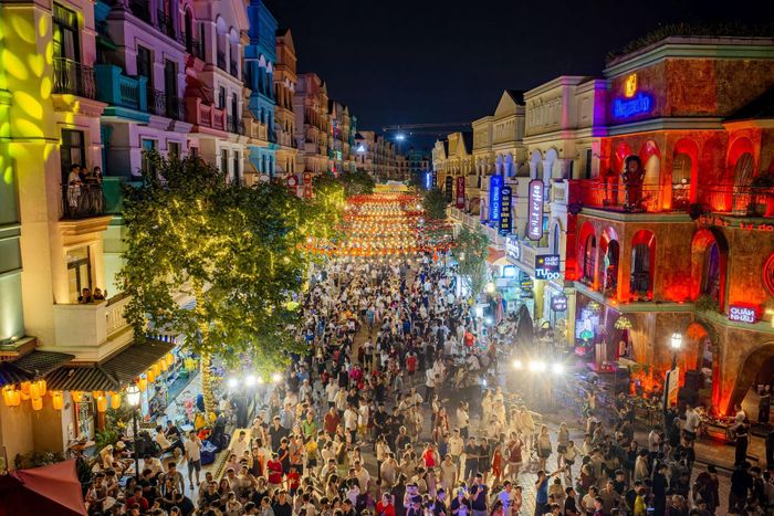 Dòng khách phủ kín khu phố The Venice trong tuần khai màn Ngày hội Nướng &amp; Bia 2026.