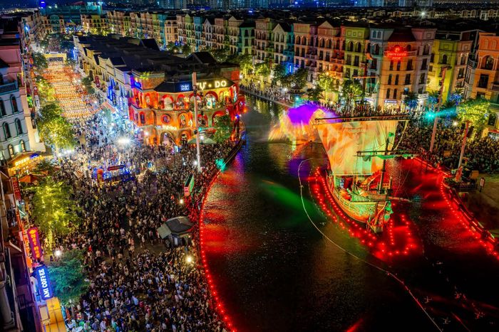 The Venice rực sáng với dòng khách và show thực cảnh Grand Voyage.